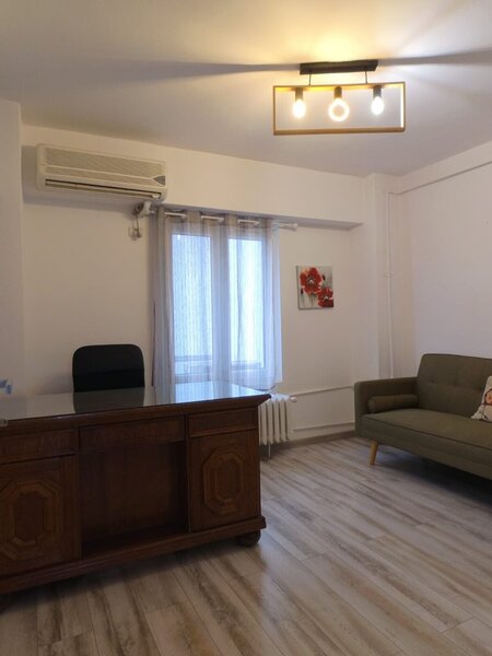 Decebal, 3 camere decomandat, 1 loc de parcare.