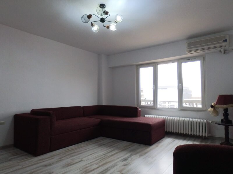 Decebal, 3 camere decomandat, 1 loc de parcare.